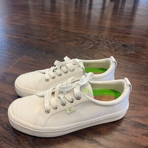 Like new Carium canvas shoes (womens size 6.5)